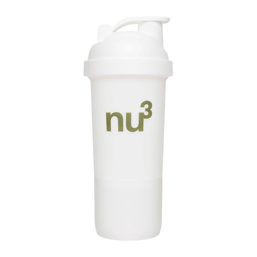 Shaker blanc avec logo nu3 vert. Avec couvercle et ouverture pour boire.