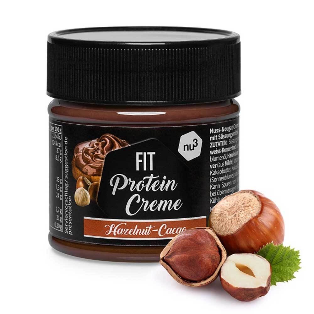 Pot de crème protéinée Fit, noisette-cacao, avec noisettes. Couvercle noir, étiquette avec informations produit.