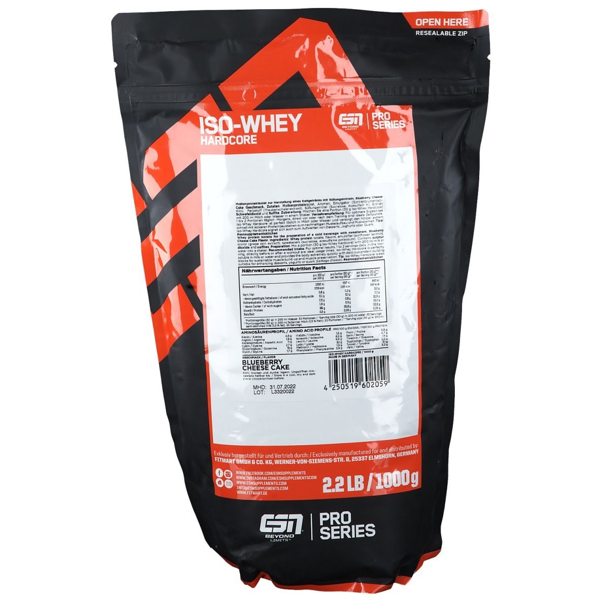 Schwarzer Beutel mit roter und weißer Schrift. Aufschrift: ISO-WHEY Hardcore, Blueberry Cheese Cake. 2.2 LB/1000g.