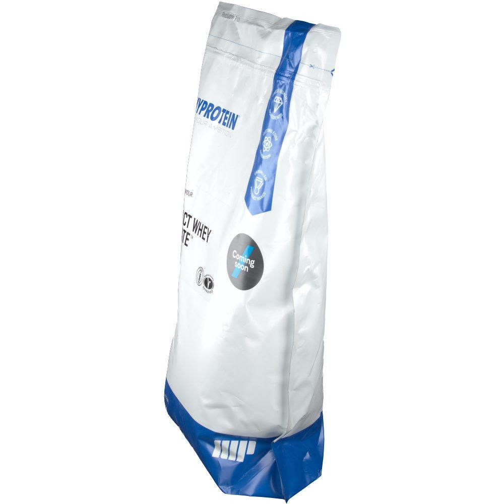 Vue oblique du sachet blanc Myprotein Impact Whey Isolate. Emballage bleu et blanc, nom du produit visible.