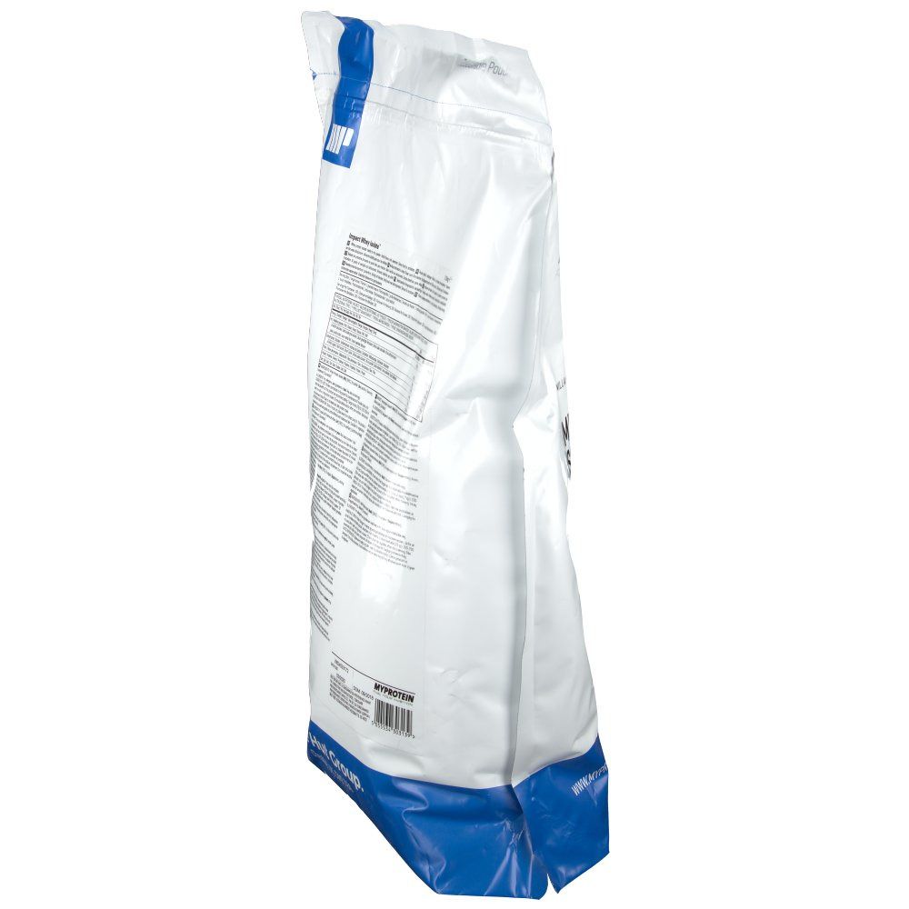 Vue oblique du dos du sachet blanc Myprotein Impact Whey Isolate. Informations textuelles visibles.