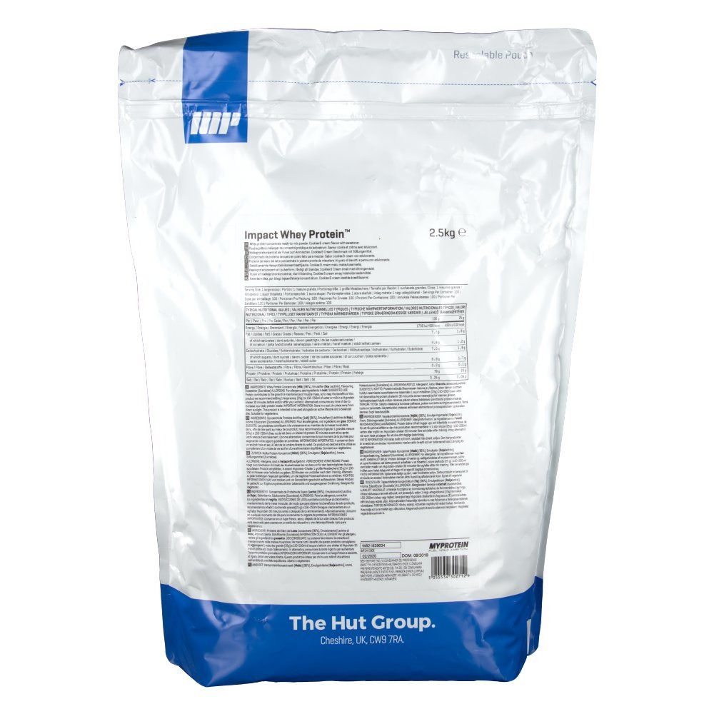 Rückseite des Myprotein Impact Whey Protein Beutels. Weiße Verpackung mit Text und Nährwertangaben. 2,5 kg. Blaue Basis.