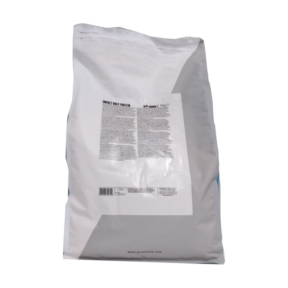 Dos du sac de Myprotein Impact Whey Protein. Texte en plusieurs langues. Blanc et bleu clair.
