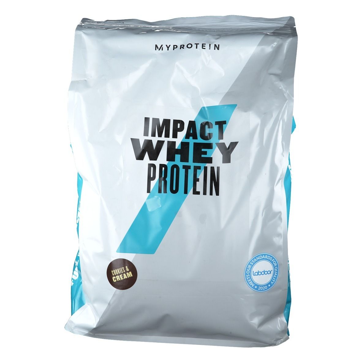 Sac de Myprotein Impact Whey Protein, Cookies & Cream. Blanc, bleu et bleu clair. Logo et nom du produit visibles. Sceau Labdoor.