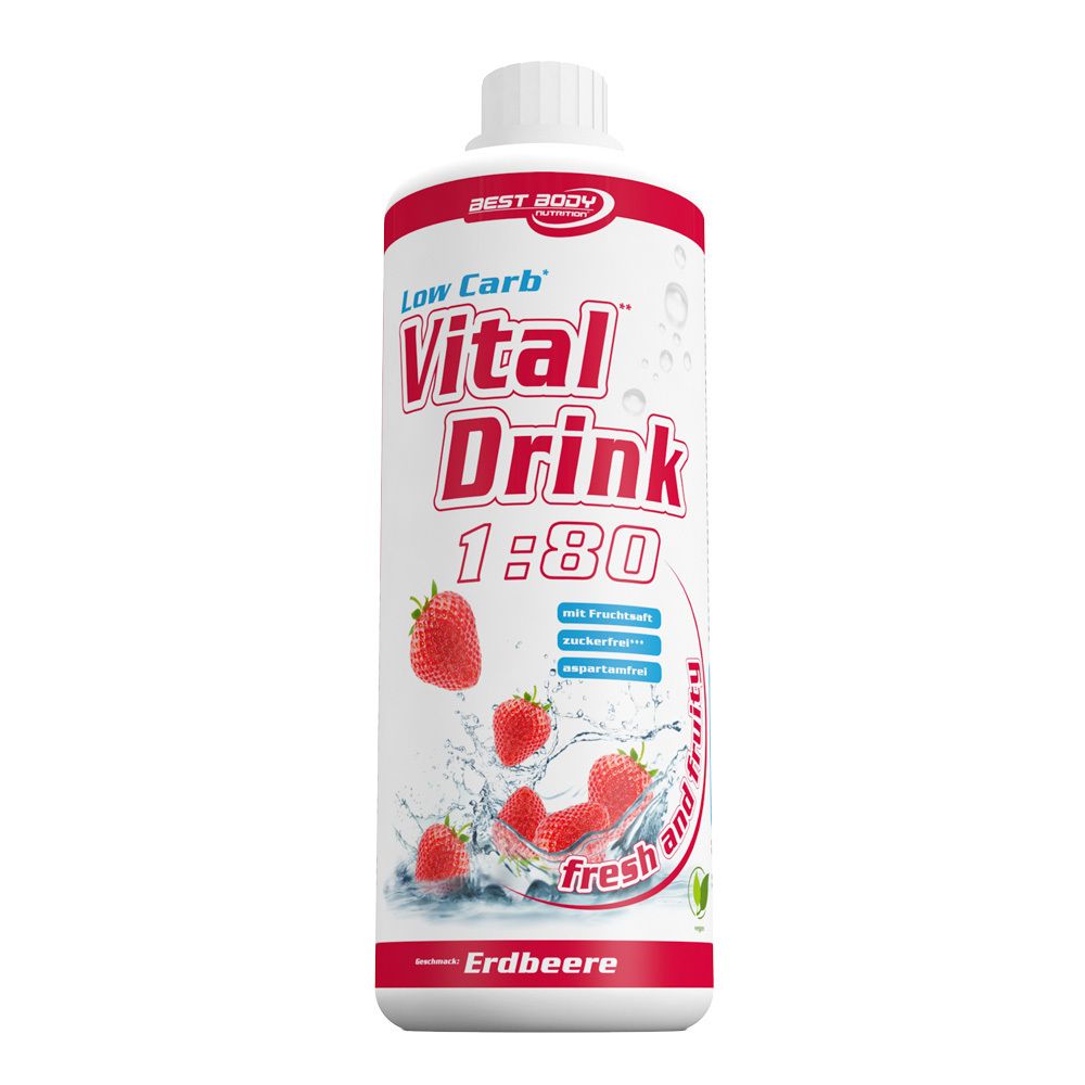 Weiß-rote Flasche mit "Low Carb Vital Drink Erdbeere". Erdbeeren und Wasser-Grafik. "1:80" und "fresh and fruity".