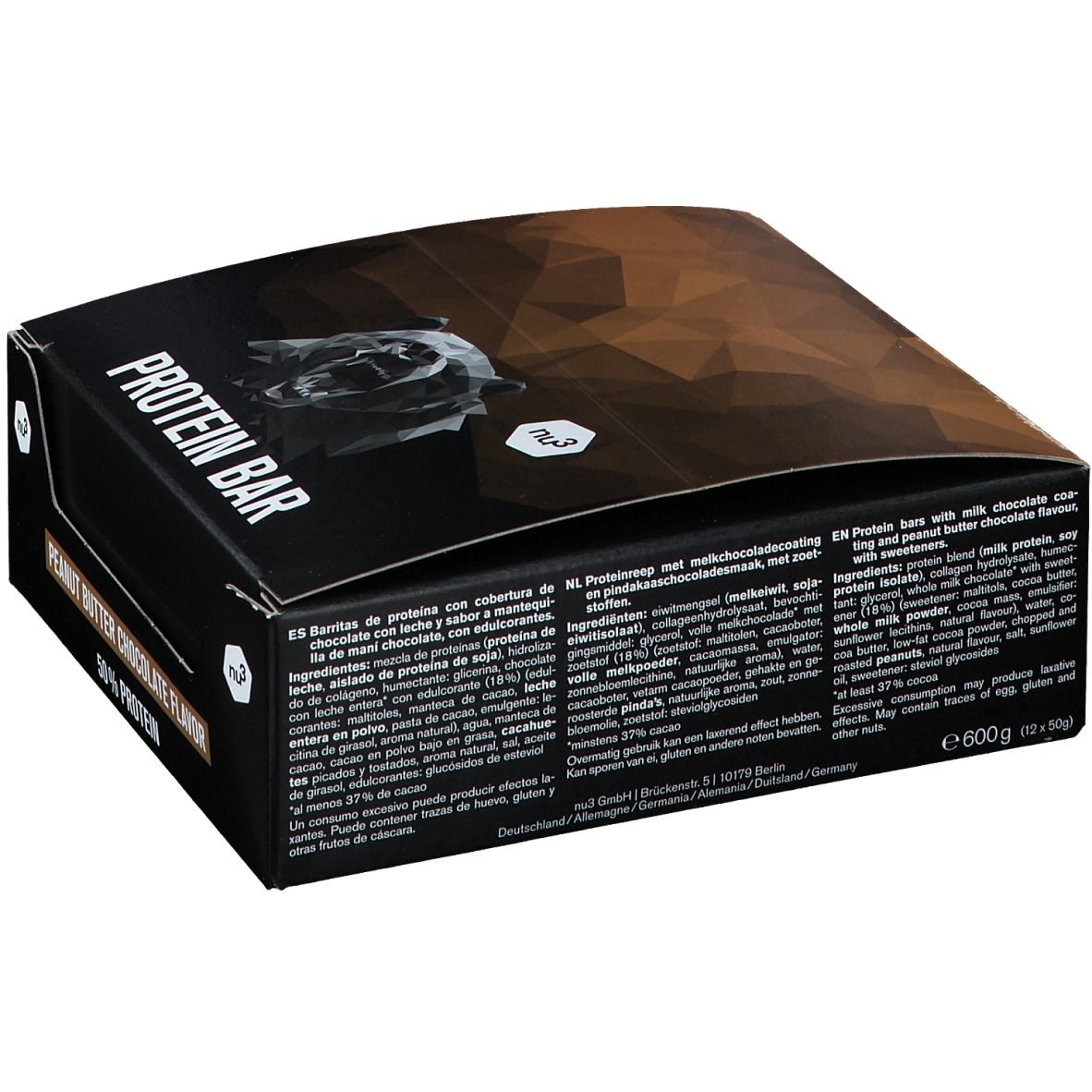 Verpackung mit Texten in verschiedenen Sprachen. Enthält Informationen zu Inhaltsstoffen und Nährwerten. Marke: nu3. Aufdruck: "PROTEIN BAR".