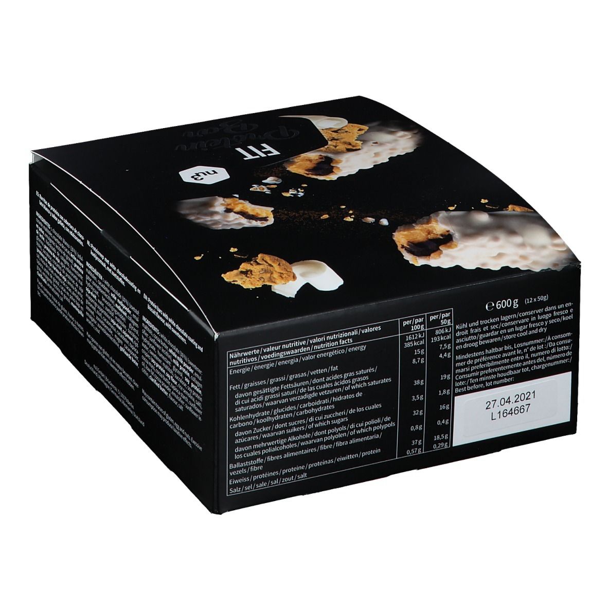 Rückseite der schwarzen Verpackung mit Nährwertangaben und Haltbarkeitsdatum. "FIT Protein Bar"-Logo nicht sichtbar.