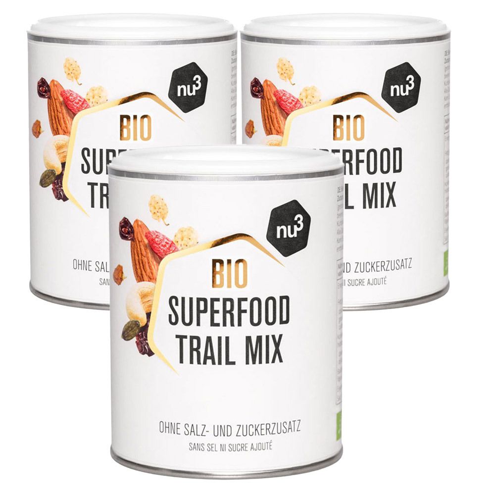 Drei Dosen "Bio Superfood Trail Mix" mit dem Logo "nu3". Aufschrift: Ohne Salz- und Zuckerzusatz. Abbildung von Nüssen und Früchten.