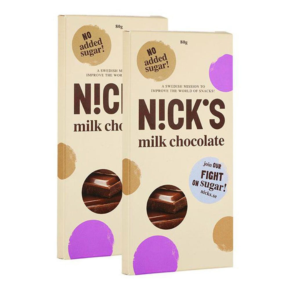 Zwei Schokoladenpackungen mit der Aufschrift "N!CK'S milk chocolate". Aufschrift "No added sugar!". Sichtbar ist ein Stück Schokolade.