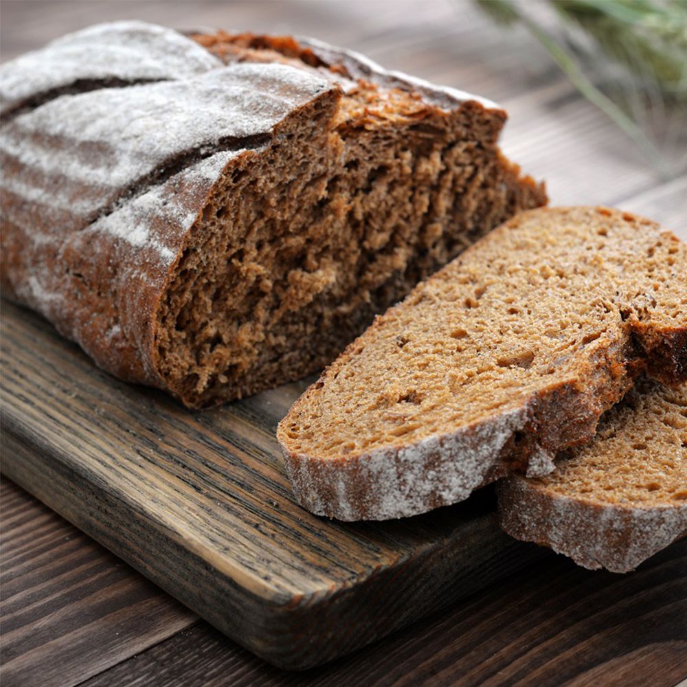 Geschnittenes Brot auf einem Holzbrett. Dunkle Kruste, helle Krume. Aufgeschnitten.