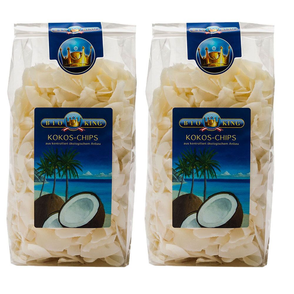Zwei transparente Beutel mit Kokos-Chips. Auf den Beuteln befinden sich Etiketten mit dem Logo und der Aufschrift "BioKing Kokos-Chips".