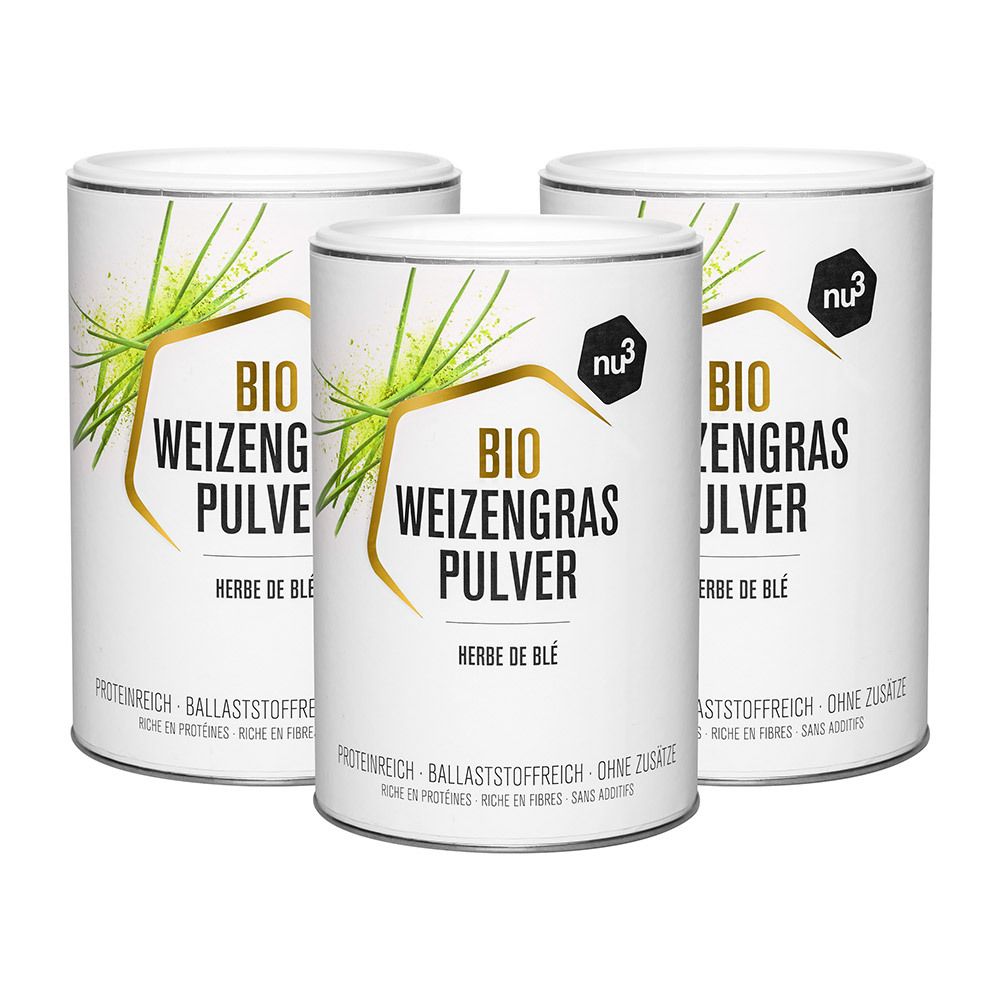 Drei Dosen nu3 Bio Weizengras Pulver. Weiße Dosen mit grünen und goldenen Grafiken. Aufschrift: BIO WEIZENGRAS PULVER.
