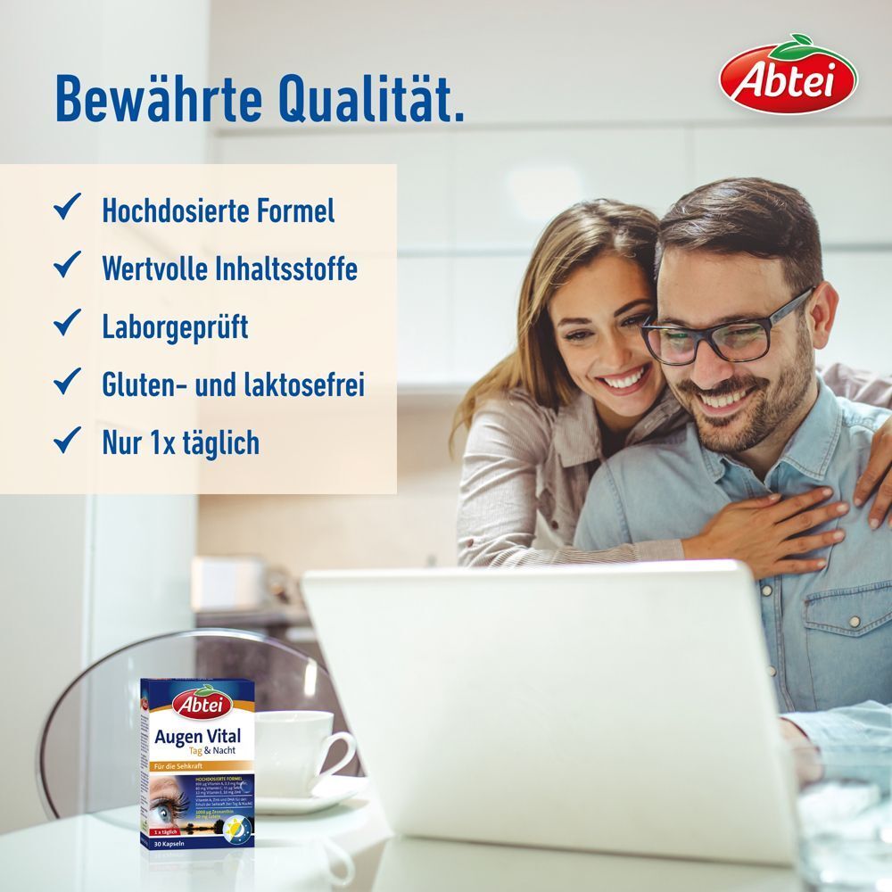 Ein Paar schaut auf einen Laptop, daneben eine Packung Abtei Augen Vital Tag & Nacht.