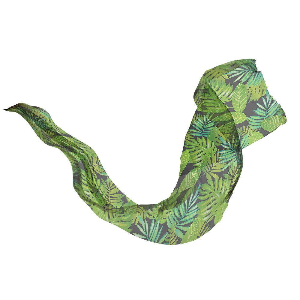 Grüner Pareo mit Blattmuster, gewellt im Wind. Transparenter Stoff, grauer Hintergrund.