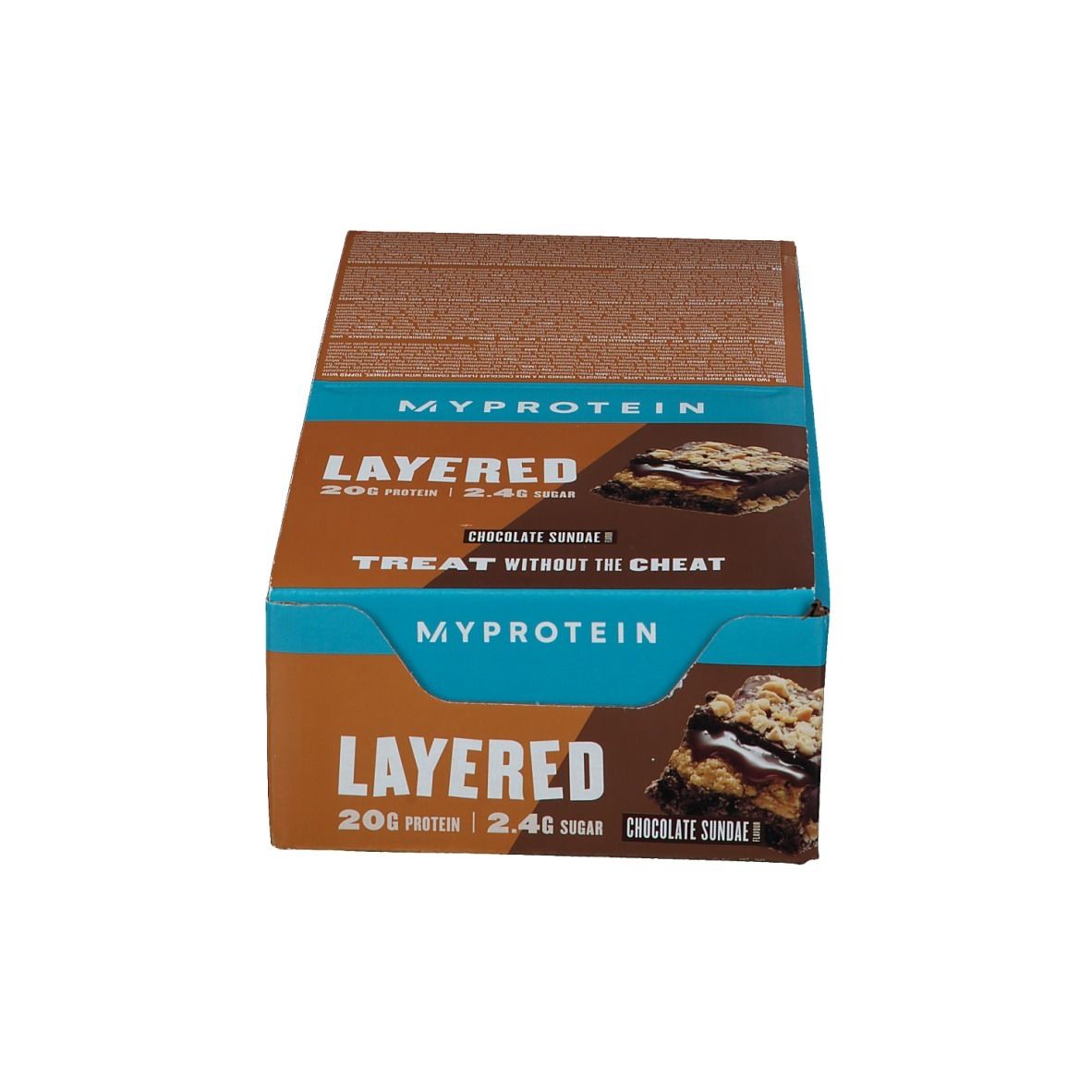 Schachtel mit Proteinriegeln. Aufschrift: MYPROTEIN LAYERED, 20g Protein, 2,4g Zucker, Chocolate Sundae. Braune und blaue Verpackung.