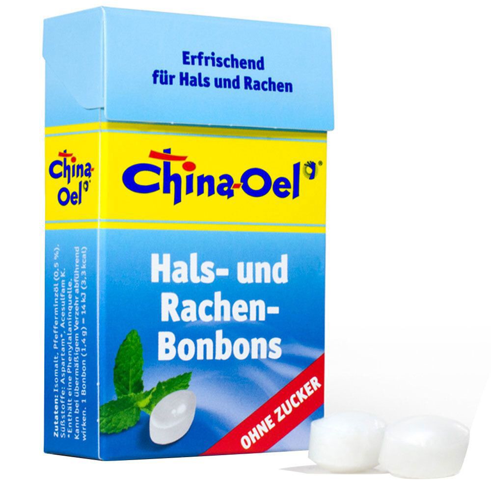 Verpackung von China-Oel® Hals- und Rachenbonbons ohne Zucker. Zwei Bonbons liegen daneben. Aufschrift: Erfrischend für Hals und Rachen.
