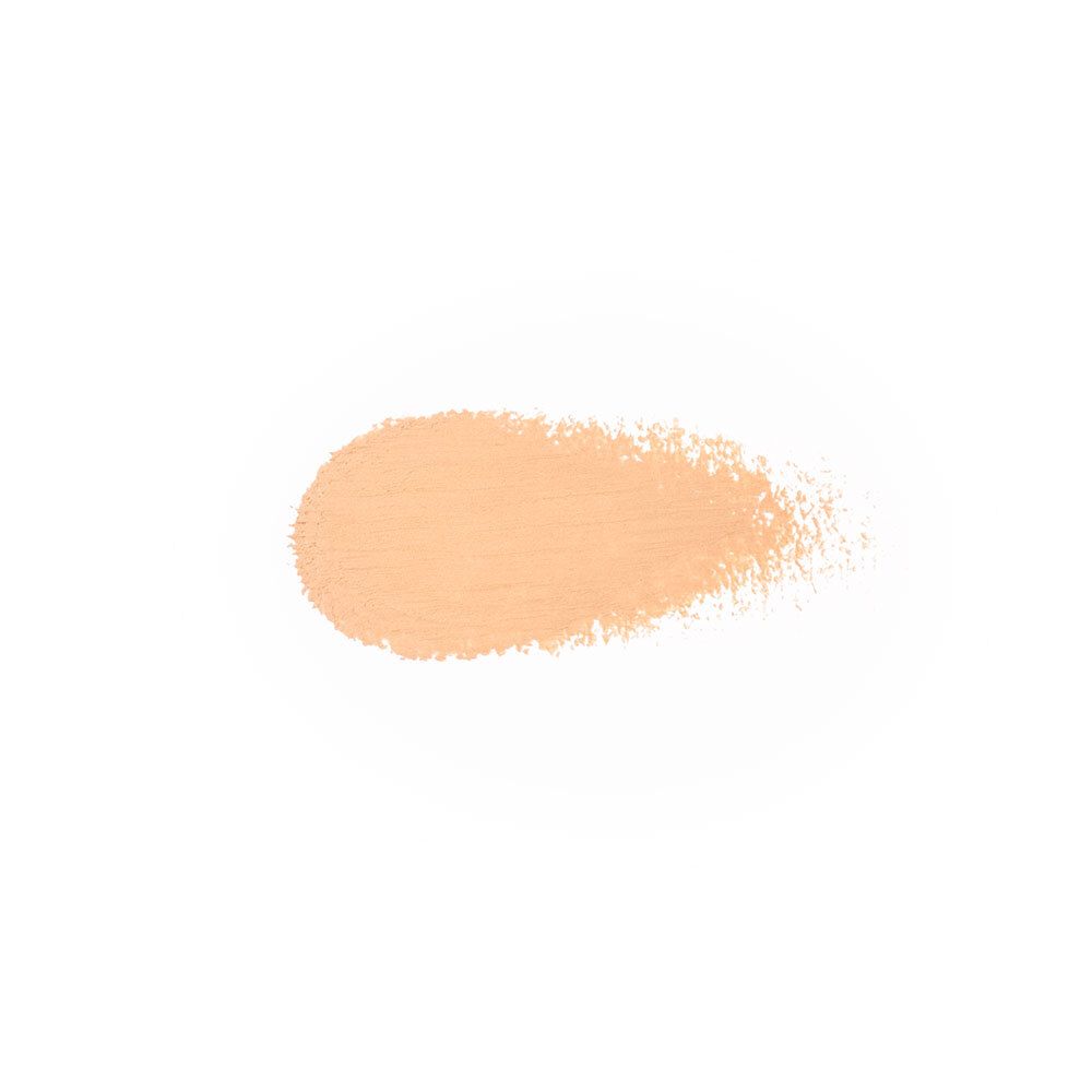 Hellbrauner Concealer-Abstrich auf weißem Hintergrund. Textur sichtbar.
