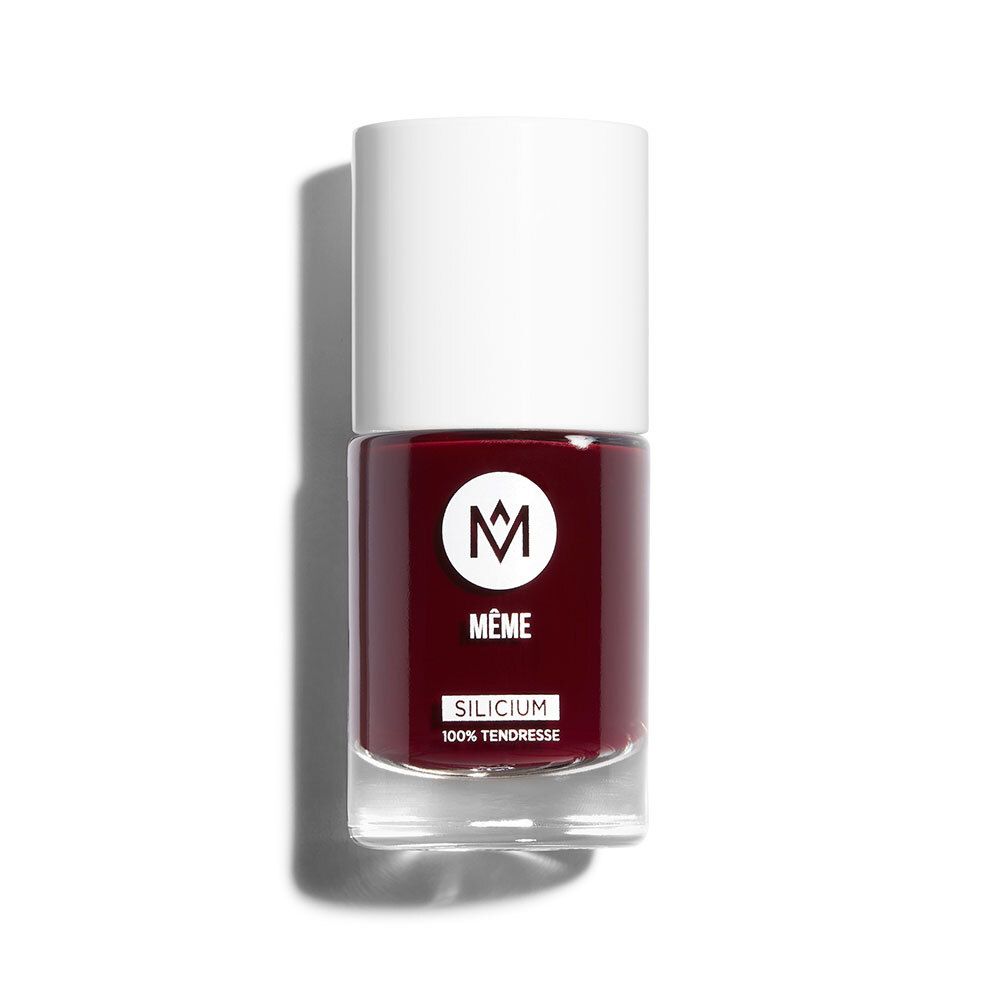 Nagellackflasche mit weißem Deckel. Auf dem Etikett steht MEME, SILICIUM und 100% TENDRESSE. Die Flüssigkeit ist dunkelrot.