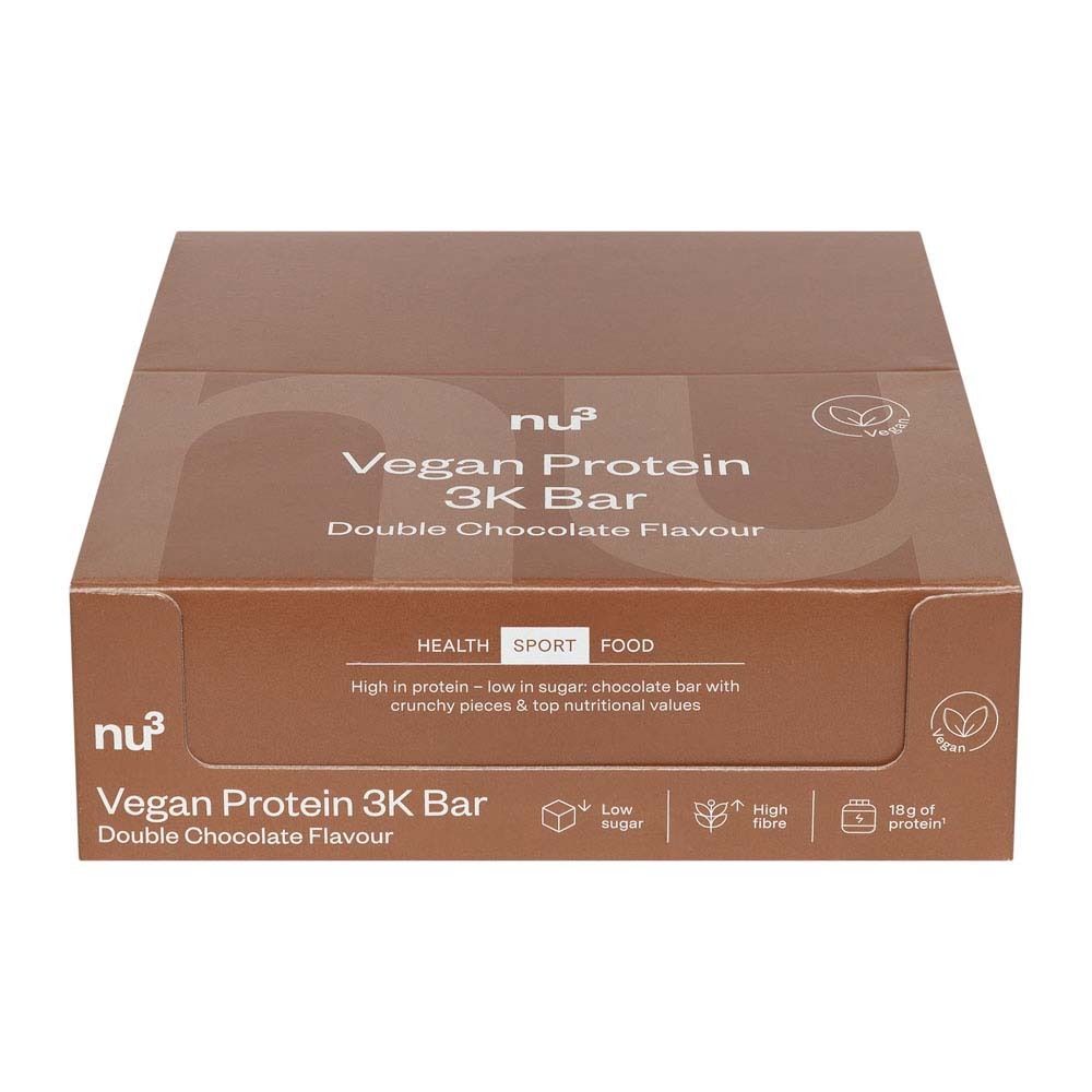 Braune Kartonverpackung mit nu3 Vegan Protein 3K Bar Double Chocolate. Aufschrift: Health, Sport, Food. Vegan-Siegel.