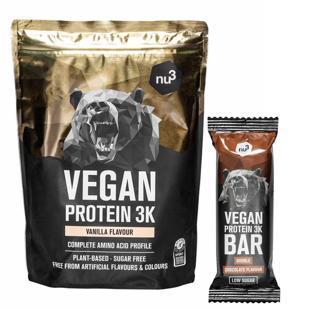 Sachet et barre avec l'inscription "VEGAN PROTEIN 3K". Sur le sachet, "VANILLA FLAVOUR", sur la barre, "DOUBLE CHOCOLATE FLAVOUR".