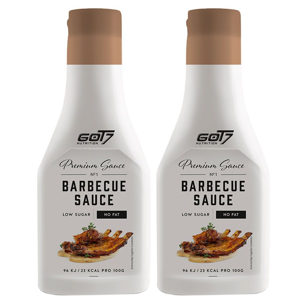 Zwei weiße Flaschen mit braunen Deckeln. Aufschrift: GOT7, Premium Sauce, BARBECUE SAUCE, Low Sugar, No Fat. Abbildung von Rippchen.