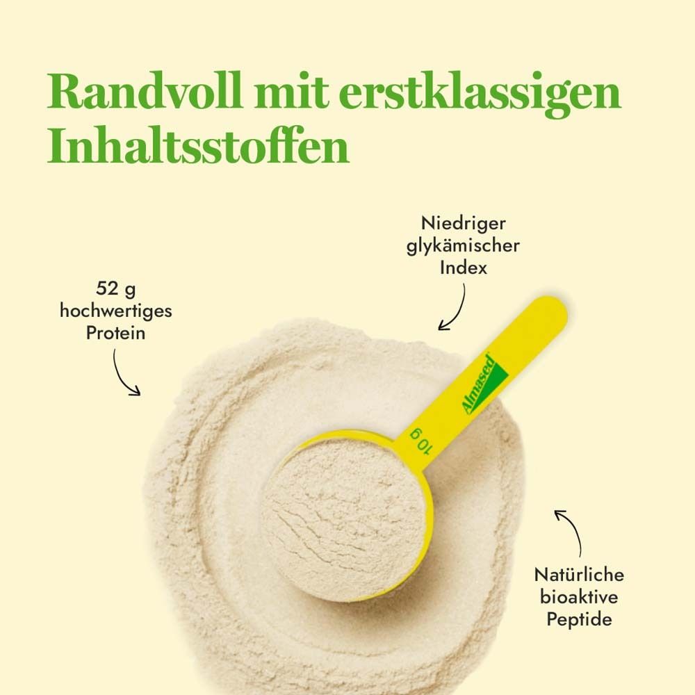 Weißes Pulver in einem gelben Messlöffel. Text: 52 g hochwertiges Protein. Niedriger glykämischer Index. Natürliche bioaktive Peptide.