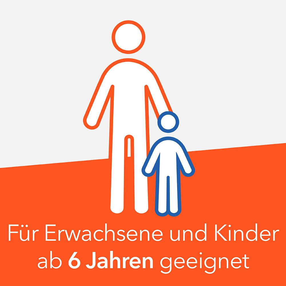 Frau mit Schnupfen liegt im Bett und hält ein Taschentuch. Befreit schonend die verstopfte Nase.