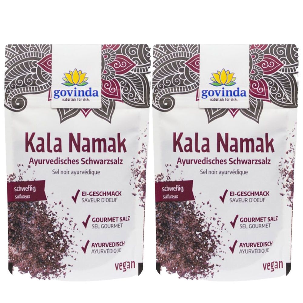 Zwei Beutel Kala Namak Ayurvedisches Schwarzsalz. Aufschrift: govinda, Kala Namak, vegan. Schwarzes Salz sichtbar.