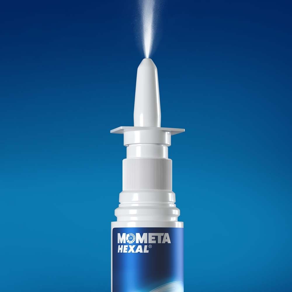 MometaHEXAL® Nasenspray. Weißer Sprühnebel. Blaue Verpackung.