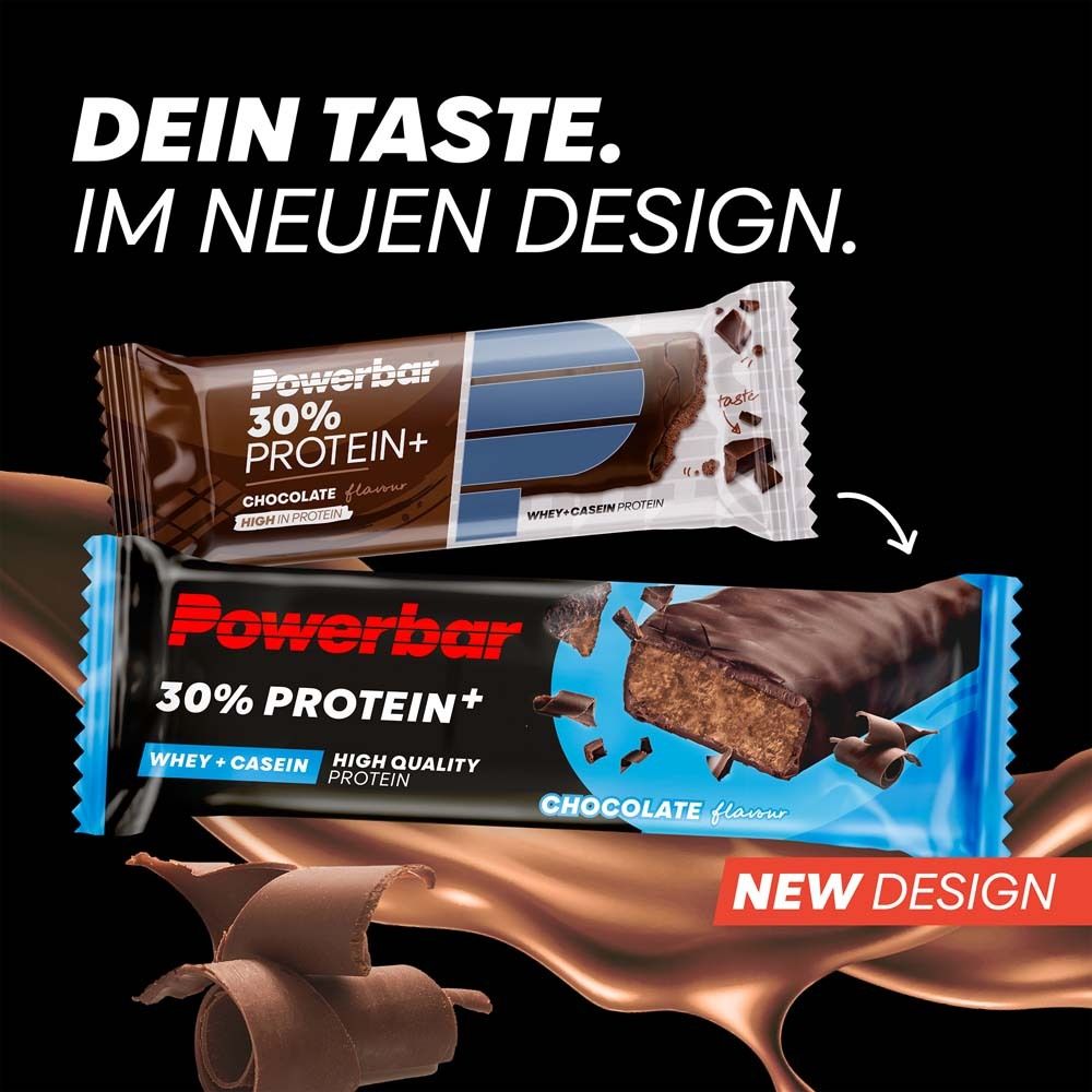 Zwei PowerBar 30% Protein Plus Chocolate Riegel. Schwarzer Hintergrund mit Schokoladen-Dekoration. Text: "DEIN TASTE. IM NEUEN DESIGN."