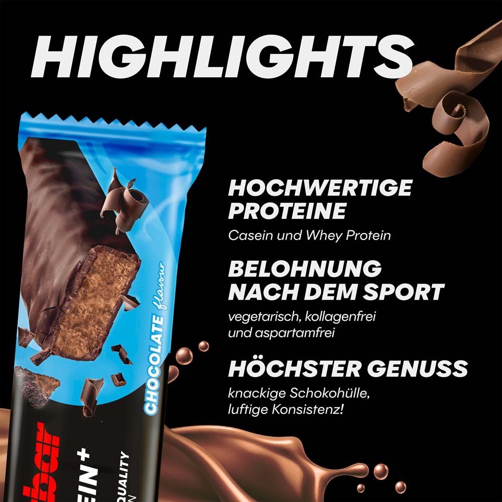 PowerBar 30% Protein Plus Chocolate Riegel. Blaue Verpackung, Schokoladenstückchen. Text: "HIGHLIGHTS". Text über Proteine, Sport, Genuss.