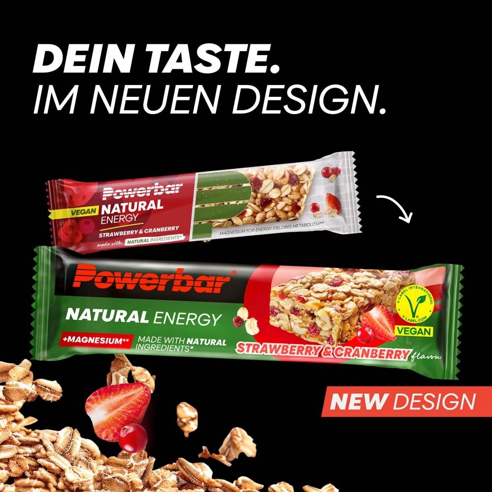 Zwei PowerBar Natural Energy Riegel, Erdbeer-Cranberry. Schwarzer Hintergrund. Vegan, mit Magnesium. Neues Design.