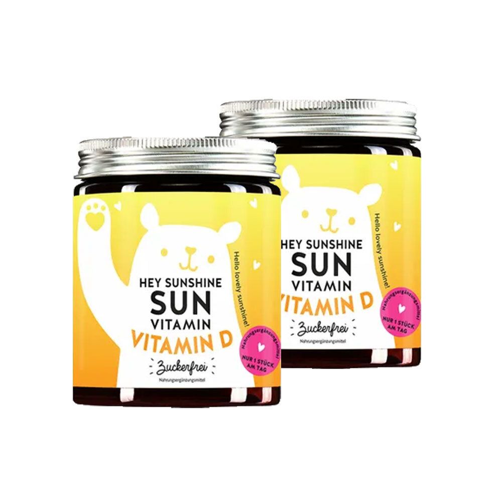 Zwei Gläser mit Vitamin D3. Gelbes Etikett mit Bär-Illustration und Text: Hey Sunshine, Sun, Vitamin D. Zuckerfrei.