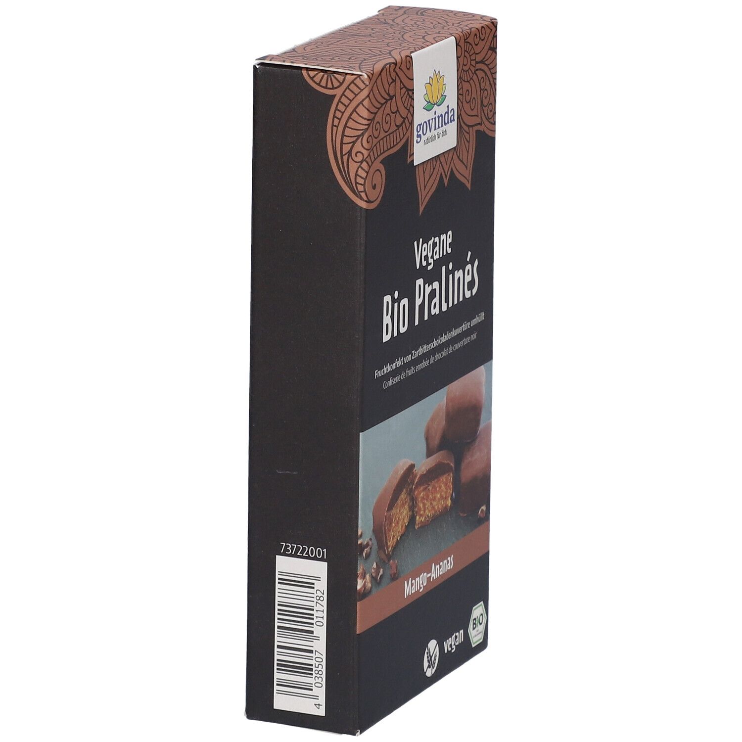 Seitenansicht der Verpackung von Govinda Vegane Bio Pralinés Mango-Ananas. Schwarze Schachtel mit Logo und Barcode.