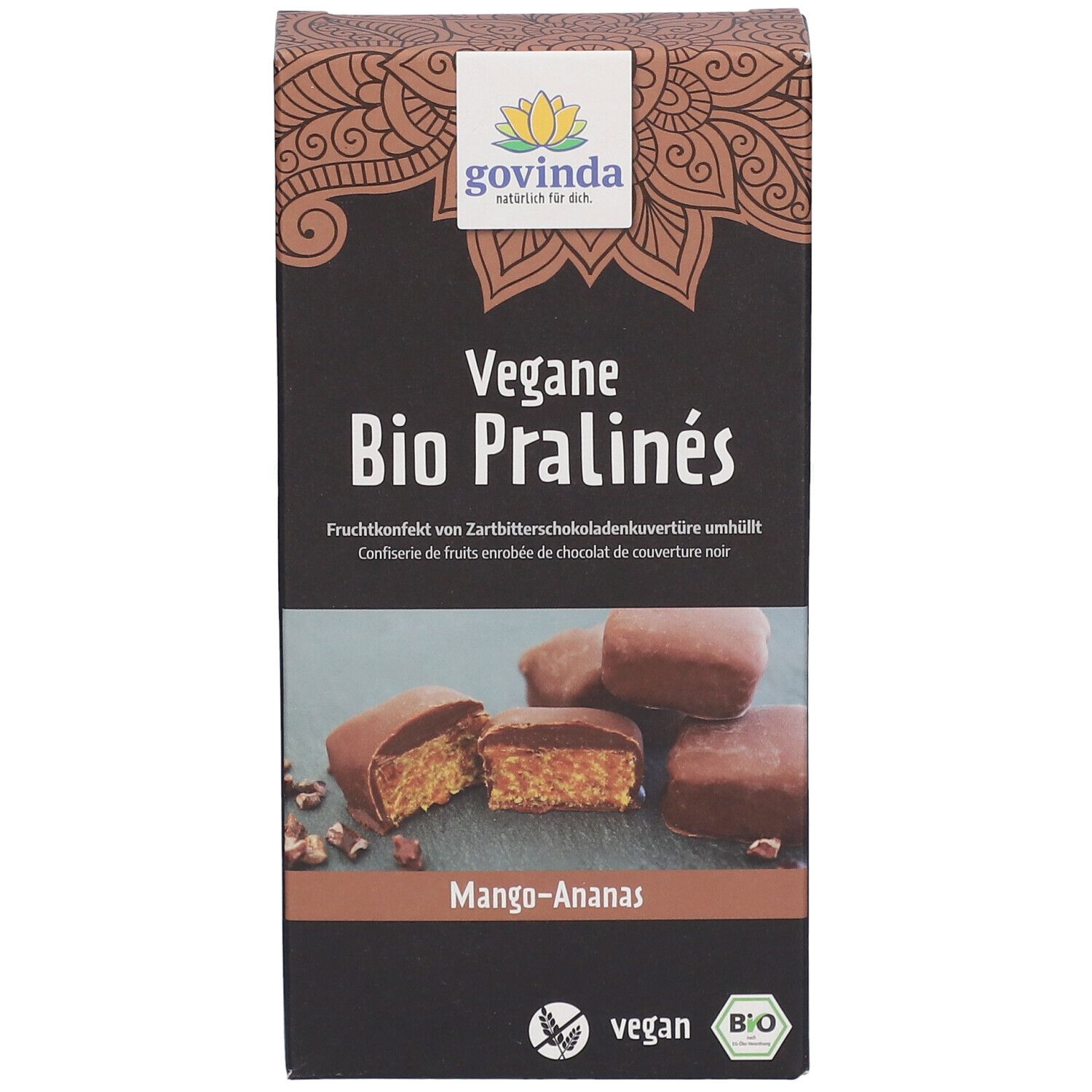 Verpackung von Govinda Vegane Bio Pralinés Mango-Ananas. Schwarze Schachtel mit Produktbild und Logo. Vegan und Bio-Siegel.