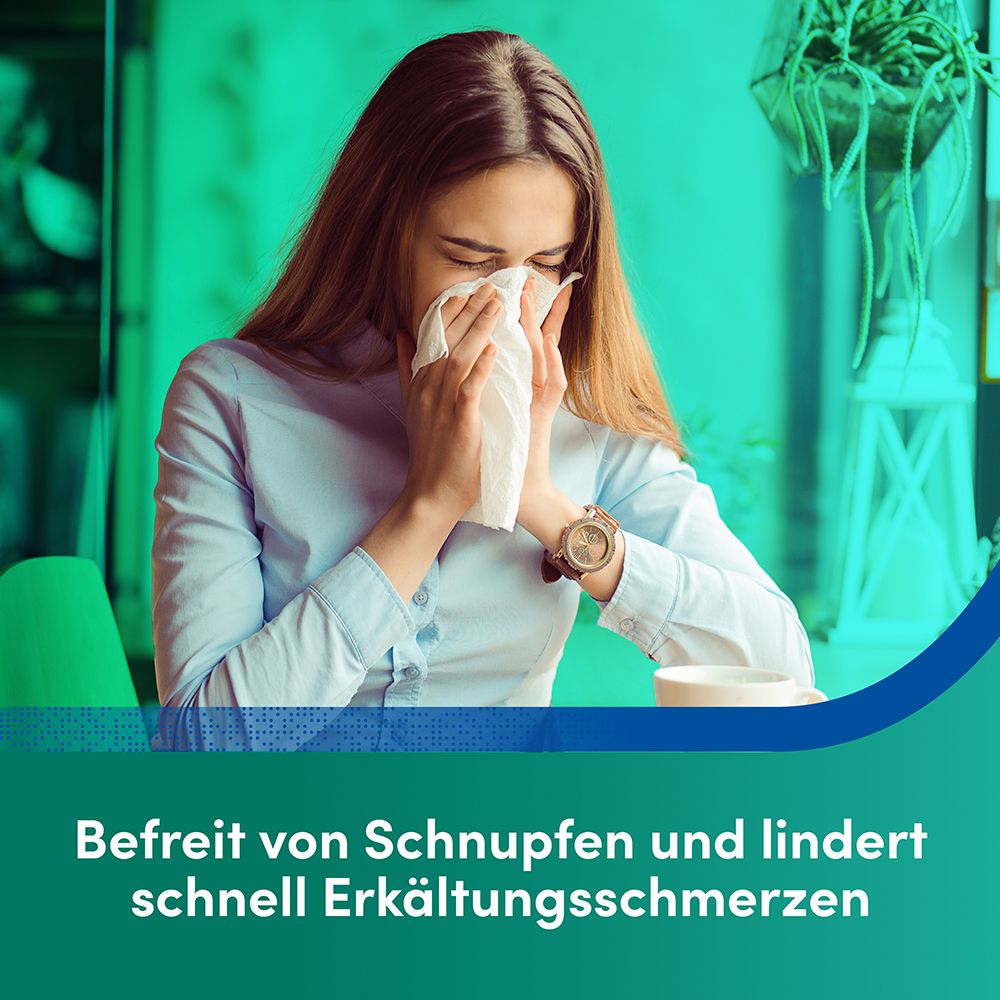 Frau mit Taschentuch, die sich die Nase putzt. Text: Befreit von Schnupfen und lindert schnell Erkältungsschmerzen.