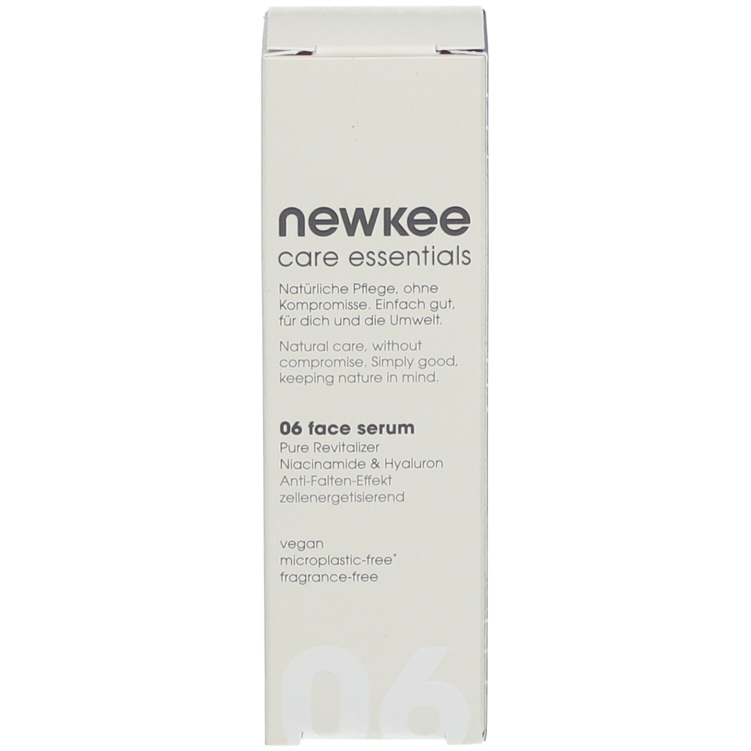 Produktverpackung. Aufschrift: newkee care essentials, 06 face serum. Text auf der Verpackung.
