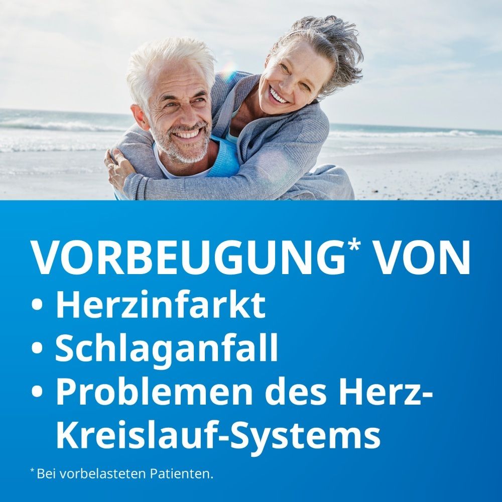 Älteres Paar umarmt sich am Strand, Text: Vorbeugung von Herzinfarkt, Schlaganfall, Kreislaufproblemen.