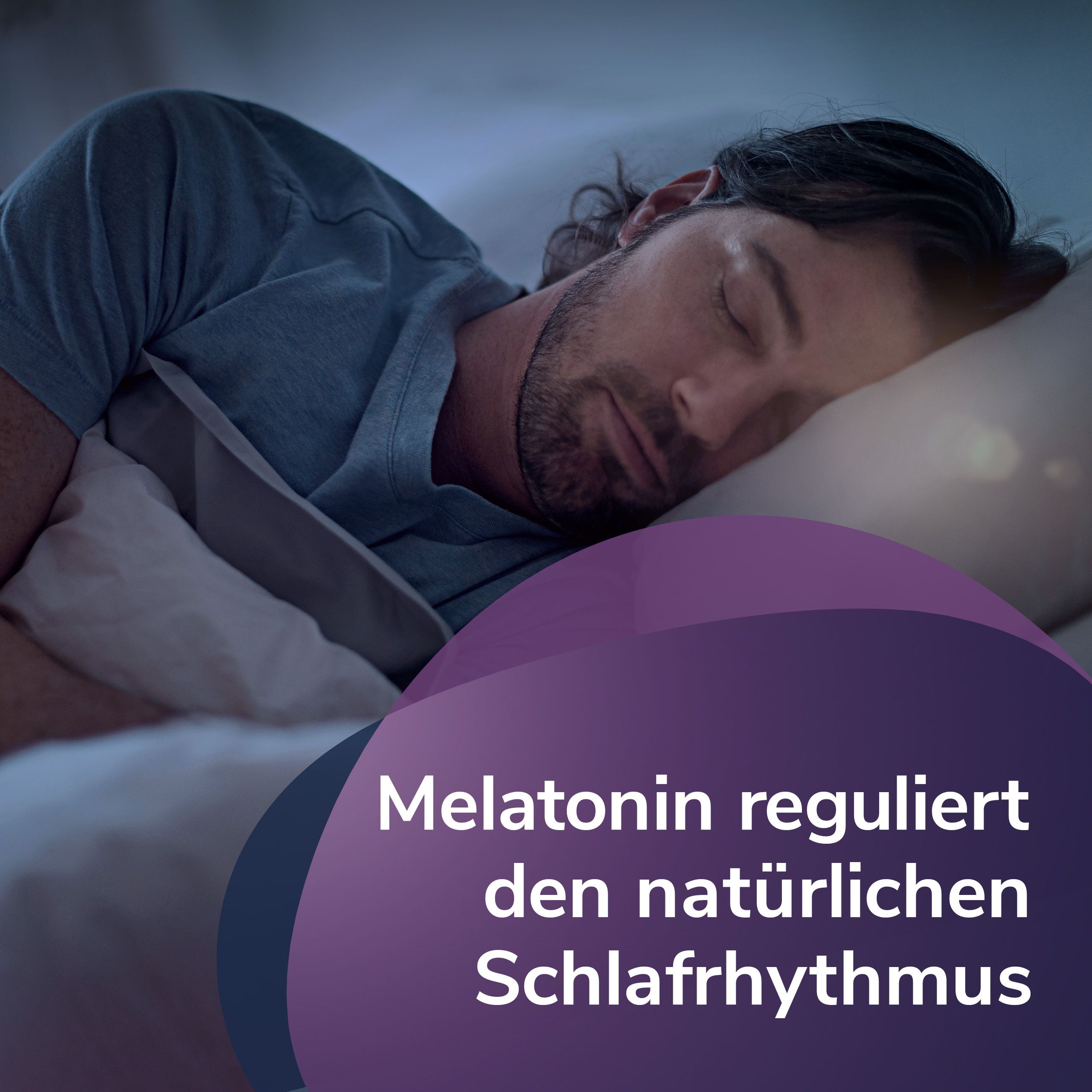 Mann schläft. Text: Melatonin reguliert den natürlichen Schlafrhythmus.