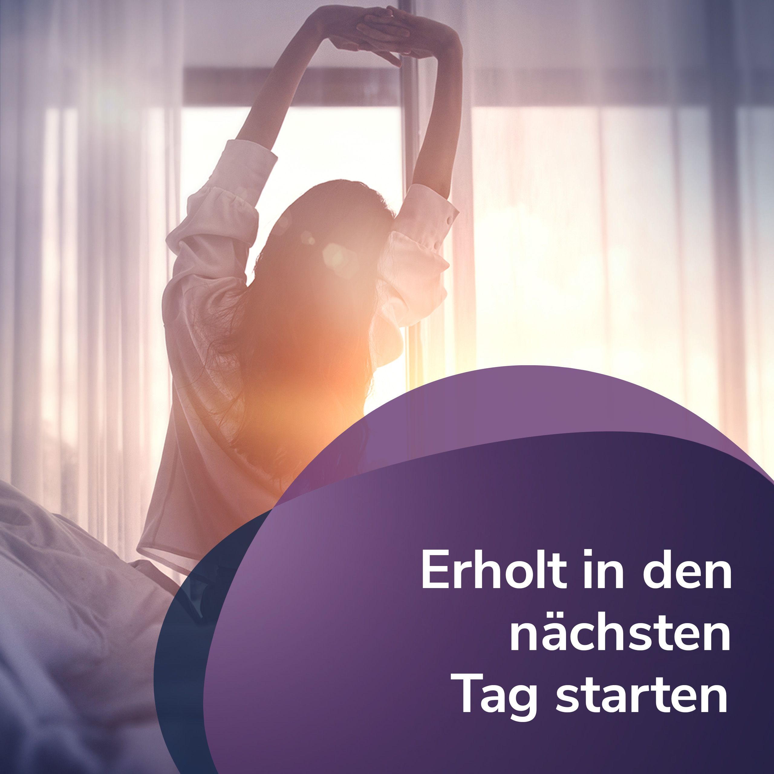 Frau streckt sich. Text: Erholt in den nächsten Tag starten.