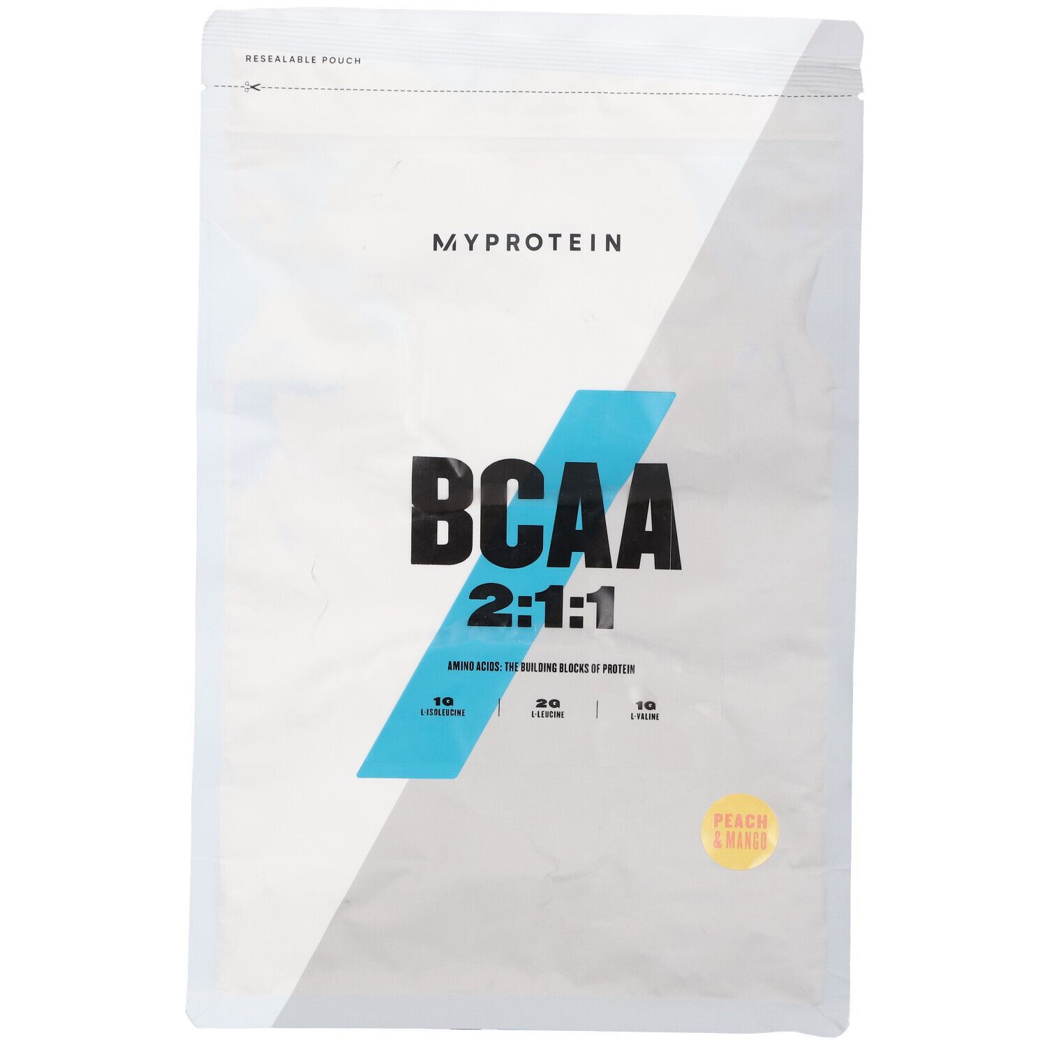BCAA 2:1:1 Beutel von Myprotein. Weiß-graue Verpackung mit blauem Akzent. Aufschrift BCAA 2:1:1 und Pfirsich-Mango.