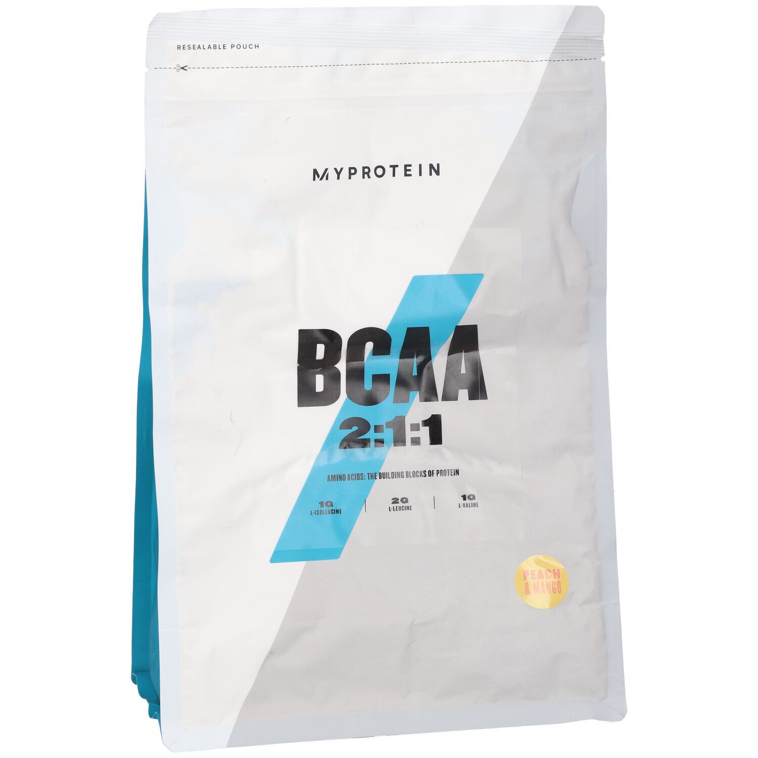 BCAA 2:1:1 Beutel von Myprotein. Weiß-graue Verpackung mit blauem Akzent. Aufschrift BCAA 2:1:1 und Pfirsich-Mango.