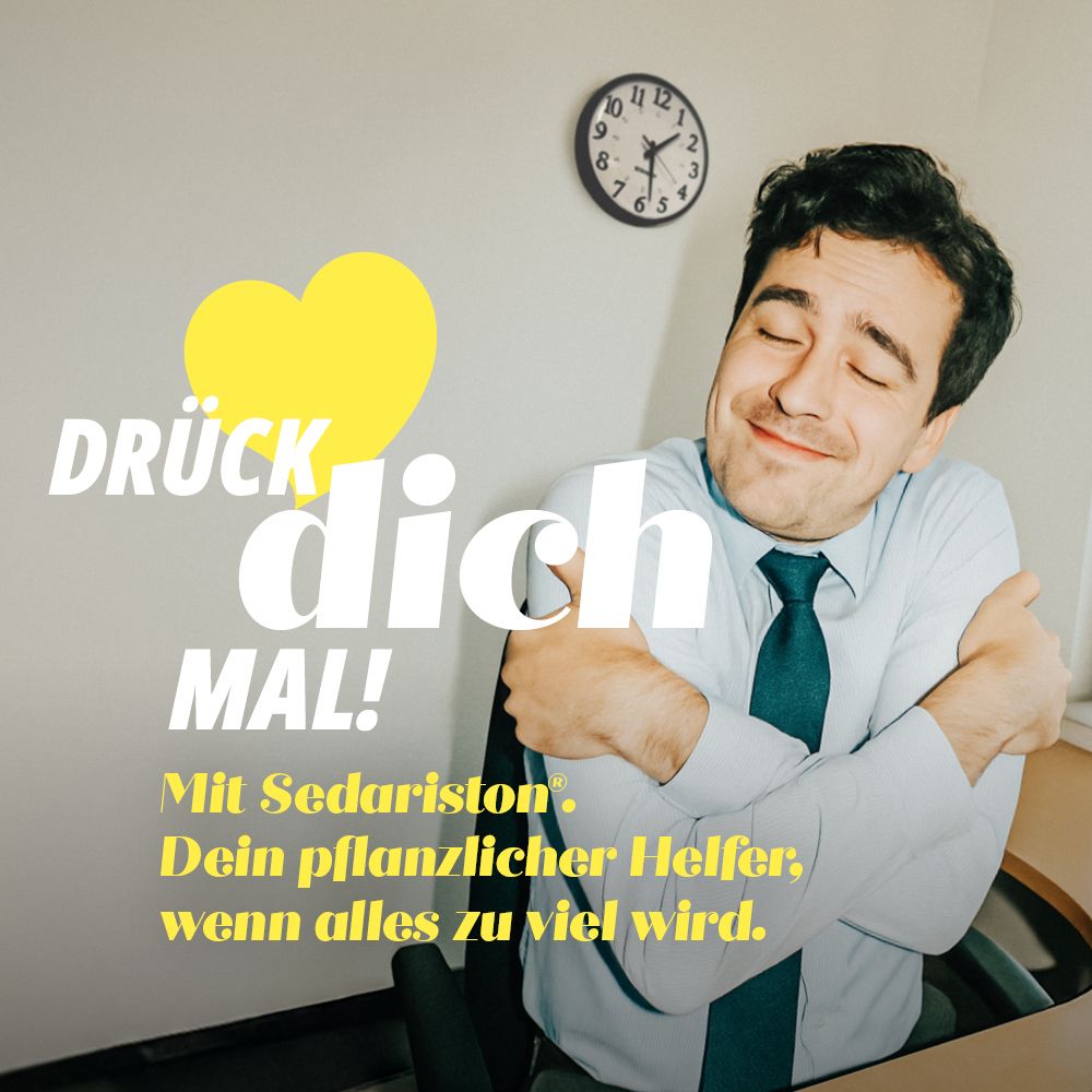 Mann umarmt sich selbst. Text: Drück dich mal! Mit Sedariston®. Dein pflanzlicher Helfer, wenn alles zu viel wird.