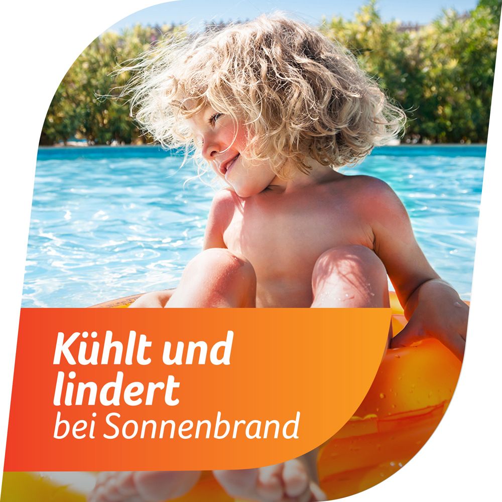 Kind im Pool mit Text: Kühlt und lindert bei Sonnenbrand. Orangefarbener Hintergrund.