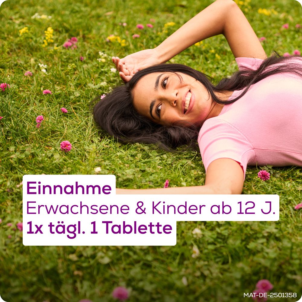 Frau liegt auf einer Wiese. Text: Einnahme Erwachsene & Kinder ab 12 J. 1x tägl. 1 Tablette.