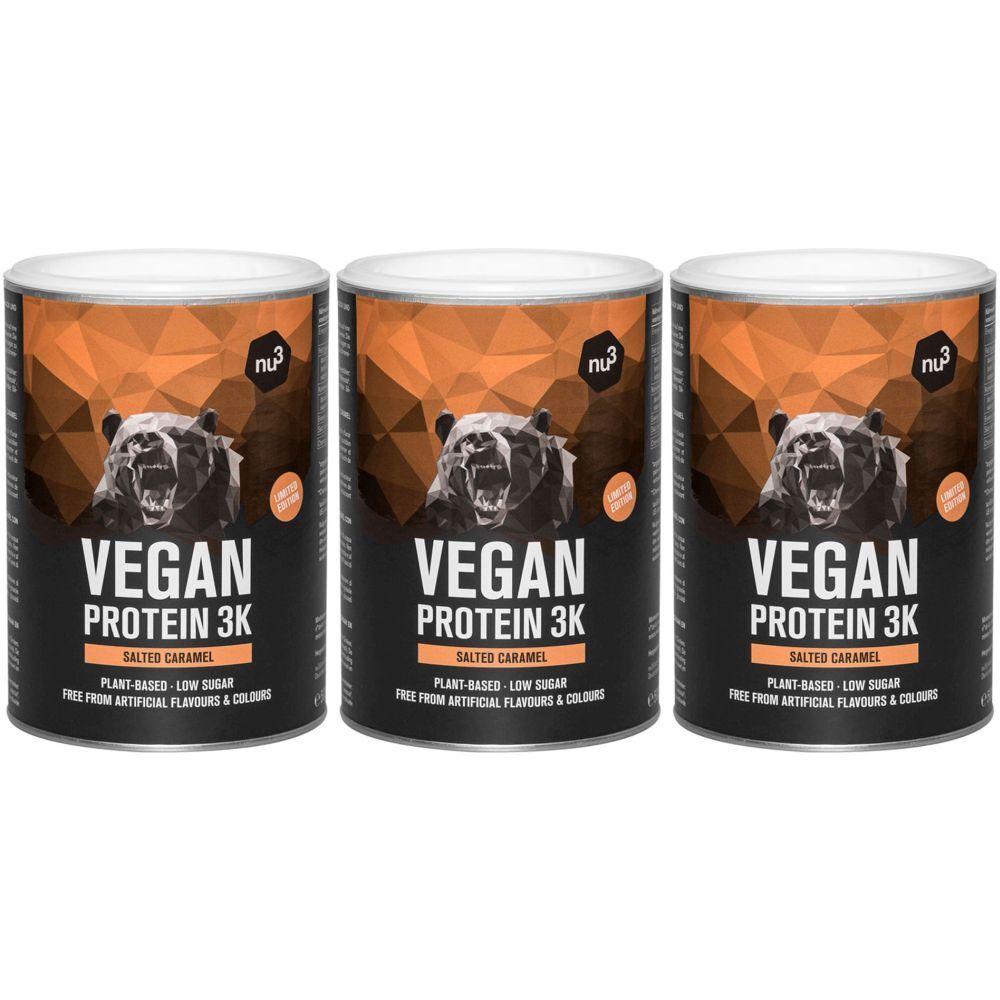 Drei Dosen Vegan Protein 3K, Salted Caramel. Schwarze Dosen mit weißer Schrift und Bären-Logo. Orangefarbener Hintergrund.