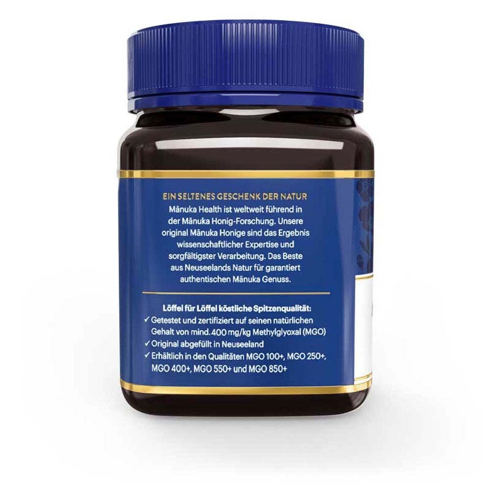 Rückseite eines Honigglases. Aufschrift: MANUKA HEALTH. Text über Echtheit und Qualität. Auflistung der MGO-Werte.