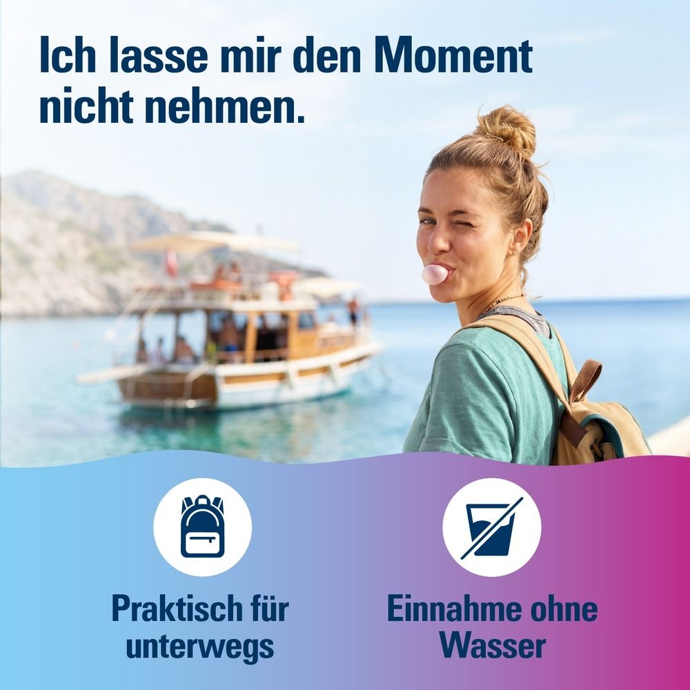 Junge Frau mit Kaugummi am Strand, Boot im Hintergrund. "Praktisch für unterwegs" und "Einnahme ohne Wasser".