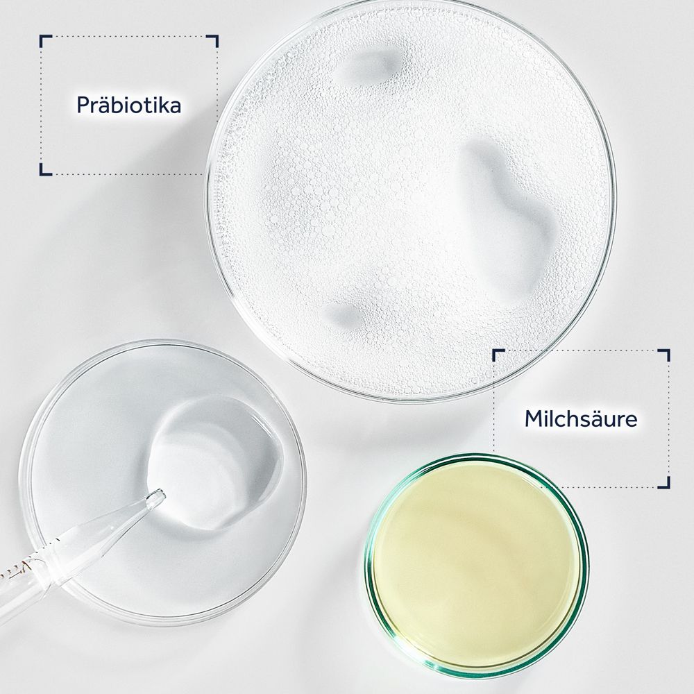 Petrischalen mit Präbiotika, Milchsäure und einem gelben Öl, wahrscheinlich Süßmandelöl.