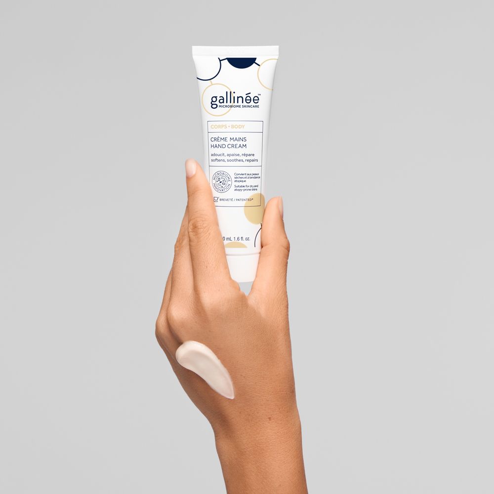 Eine Hand hält eine Tube Handcreme mit dem Markennamen Gallinée. Etwas Creme ist auf den Handrücken aufgetragen.